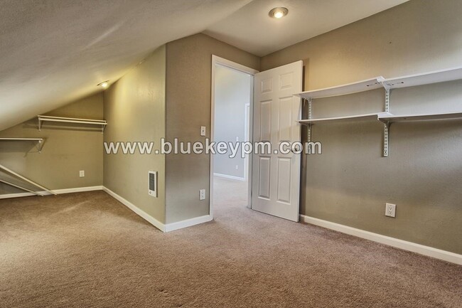 Building Photo - 3 Bed, 2.5 Bath with Bonus Room Near PCC R...