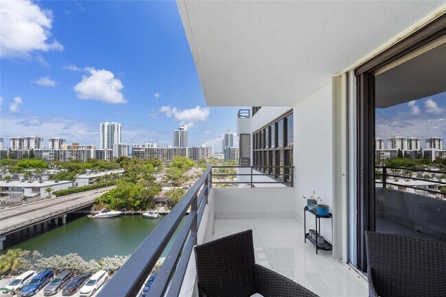 Building Photo - 2500 Parkview Dr
