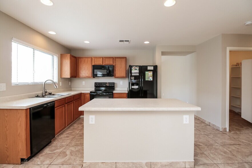 Building Photo - 2768 W San Carlos Ln