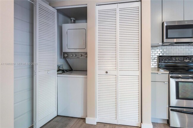 Building Photo - 2400 NE 26th St