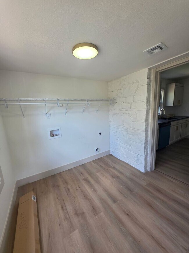 Building Photo - Gorgeous 3 bedroom 1 bath Duplex on street level (separate studio located below).