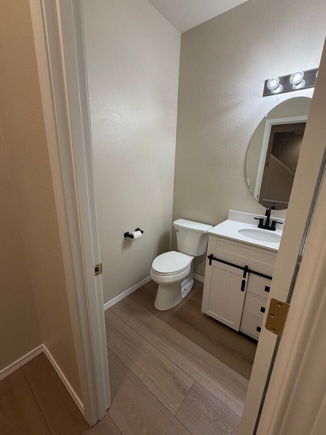 Building Photo - 413 Roger Smith Dr