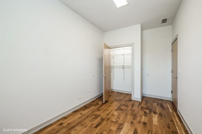 Building Photo - 325 E 44th St