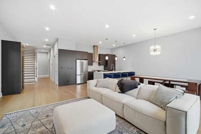 Building Photo - 725 W 17th St