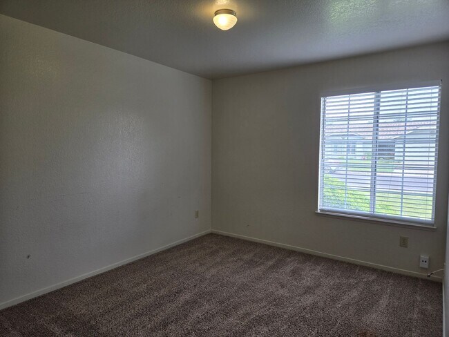 Building Photo - 348 Leffler Pl