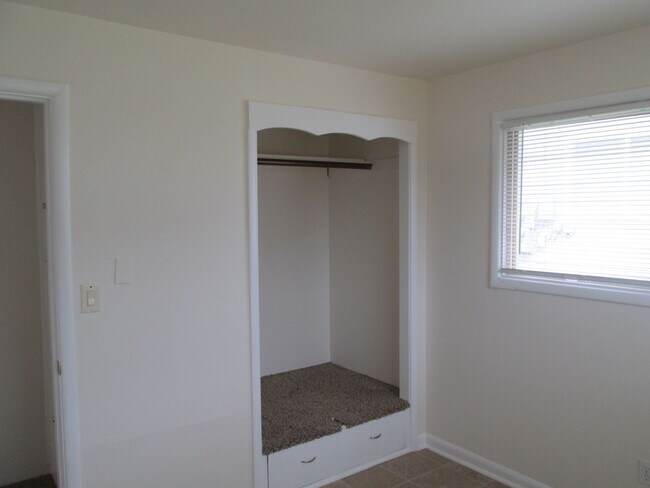 Building Photo - 2 Bedroom house in Burlington