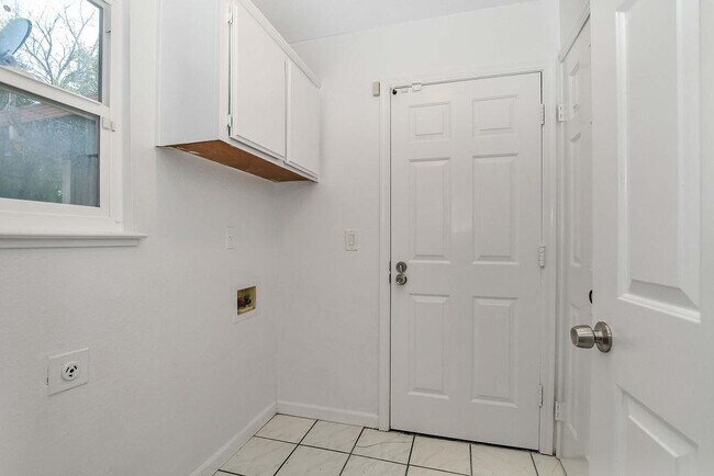 Building Photo - 805 Hawk Ct