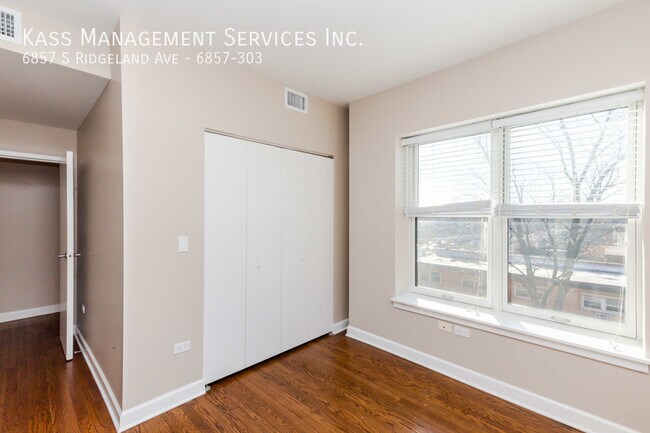 Building Photo - 6857 S Ridgeland Ave