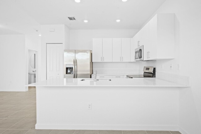 Building Photo - Brand new 3 bed 3.5 bath Townhouse with ya...