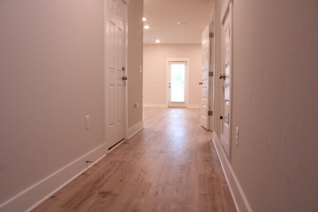 Building Photo - Beautiful New Townhome / Pet Friendly / Wi...
