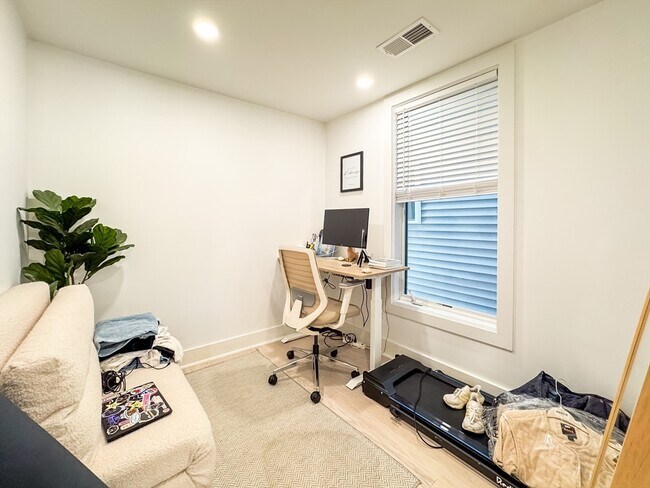 Building Photo - 231 Maverick St