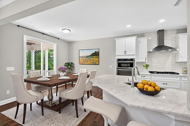 Building Photo - “5-Bedroom Home with Bonus Room & Resort-S...