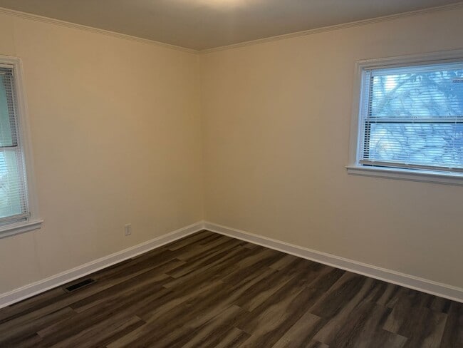 Building Photo - Adorable 2 Bedroom Home with Bonus Room!