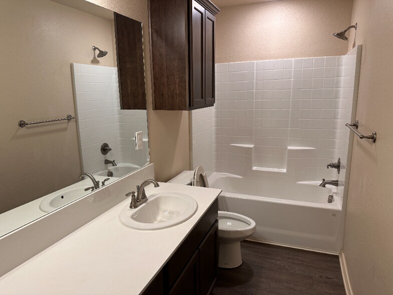 Building Photo - 1717 Clovis Dr