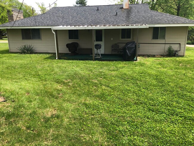 Building Photo - 3 Bedroom Ranch Home Avail August 2025;  M...