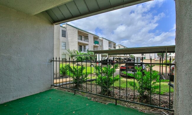 Building Photo - 2822 S Bartell Dr