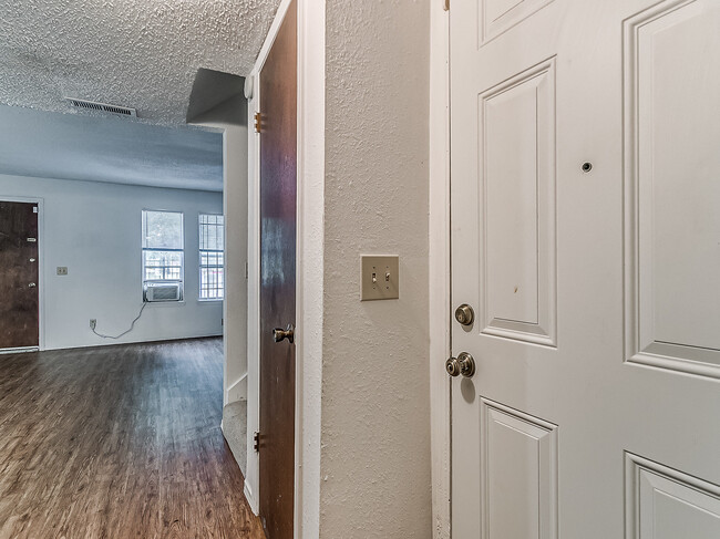 Building Photo - 818 Greenvale Rd