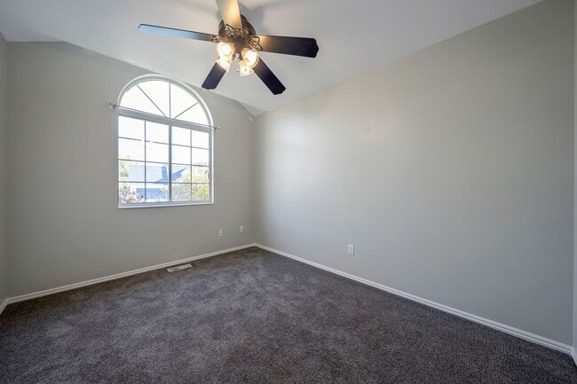 Building Photo - Spacious Sandy Rambler w 2 car attached