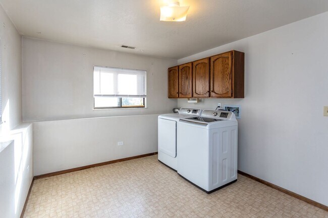 Building Photo - 7673 Safari Cir