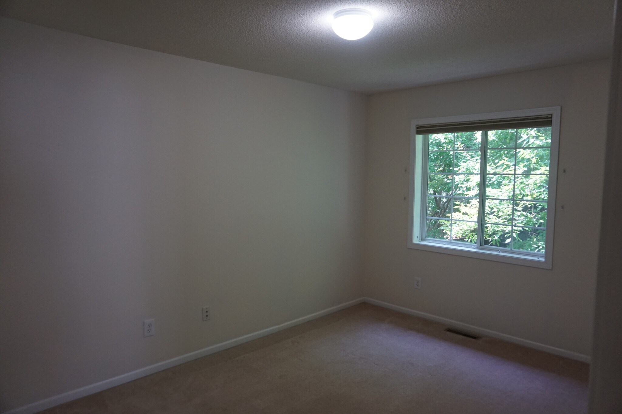 Building Photo - 612 Willoughby Way W