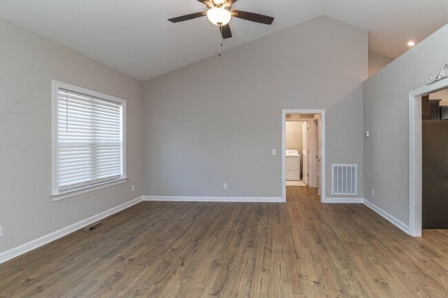 Building Photo - Immaculate 3 BR | 2 BA Ranch Home in Golds...