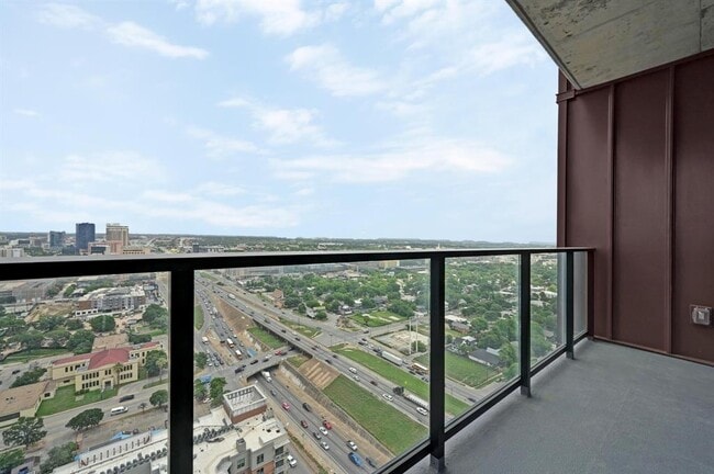 Building Photo - 84 East Ave