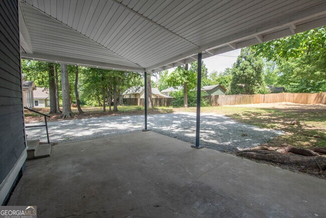 Building Photo - Will not last! Walk to the square in Newna...