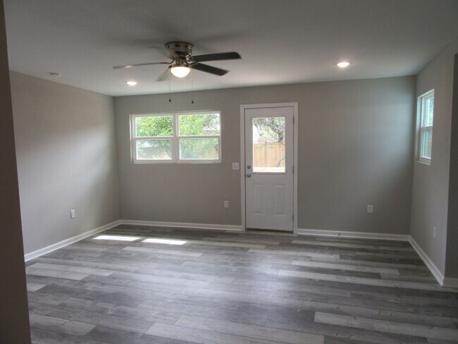 Building Photo - 9823 Clarence St