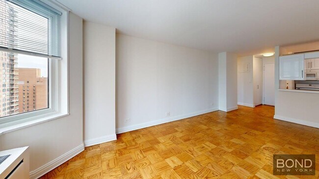 Building Photo - 400 E 71st St