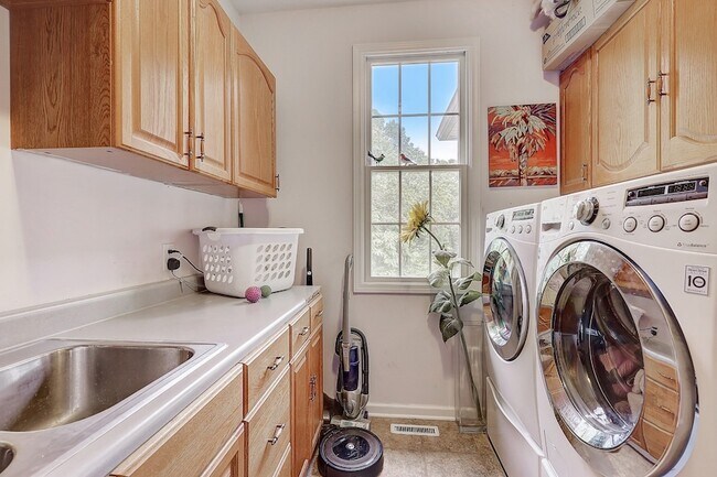 Building Photo - 8745 Old Charlotte Pike