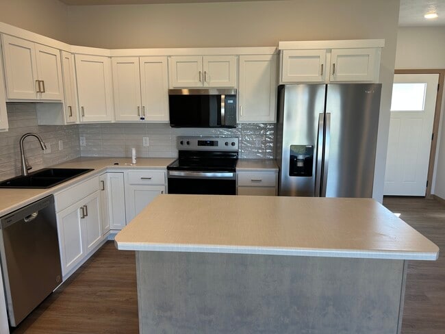 Building Photo - 6103 S Alki Pl