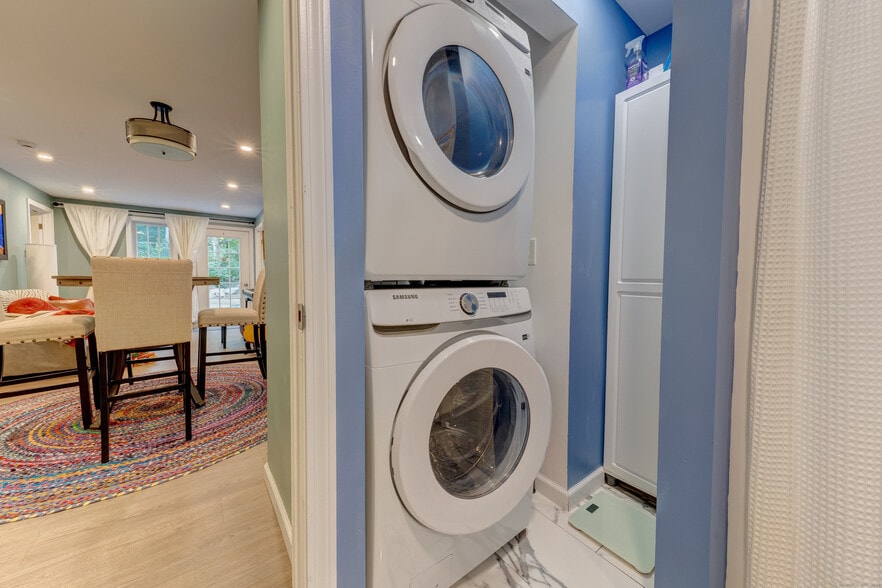 Laundry area in bathroom - 404 Bassetts Bridge Rd