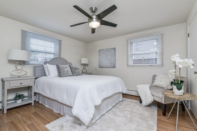 Building Photo - 2129 Patrick Henry Dr