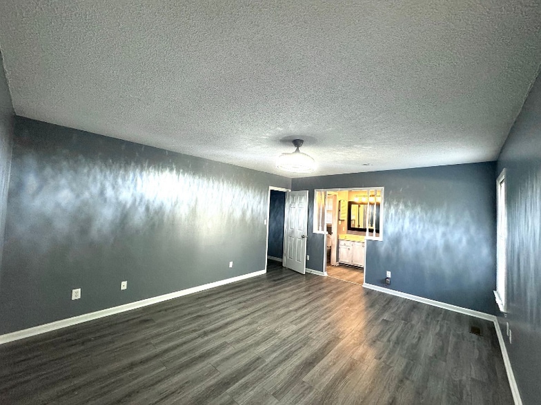 Building Photo - 6079 Lakeway Dr