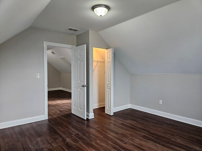 Building Photo - 827 W 33rd Pl