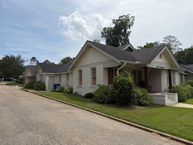 Building Photo - 300 Murphree St