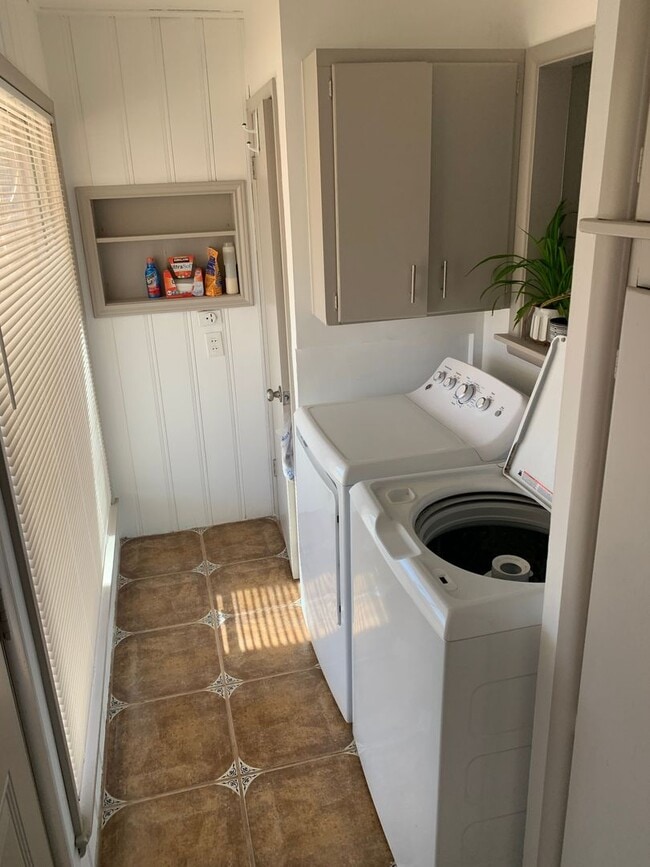 Building Photo - Pre Leasing for fall 2026! 3/2 in Medical District