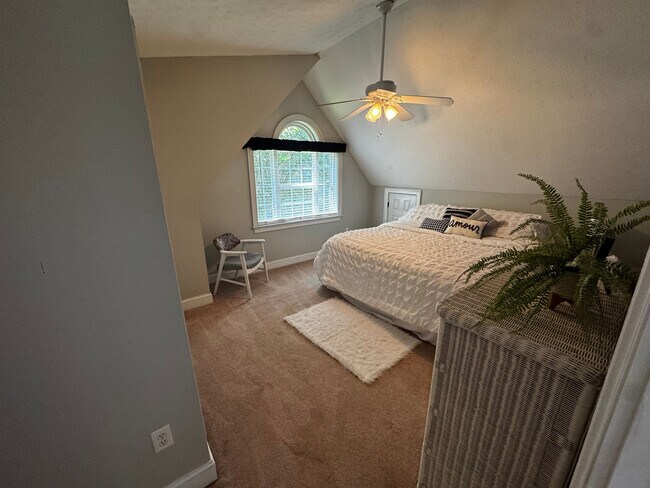 Building Photo - Room in House on Tyson Rd