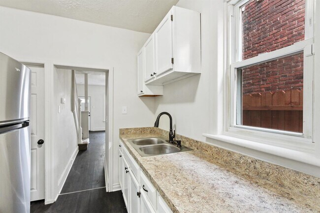 Building Photo - Bright 2 Bedroom, 1.5 Bath Home in Allison Hill!