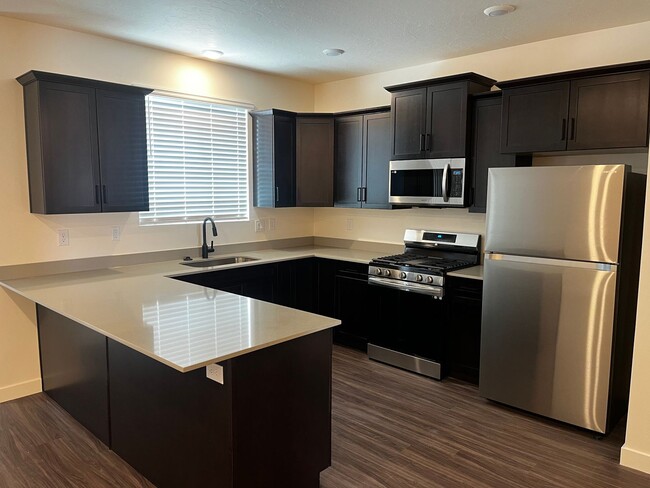 Building Photo - GET $1000 OFF THE FIRST MONTHS RENT!!!