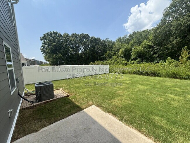 Building Photo - 1838 Vanderlyn St