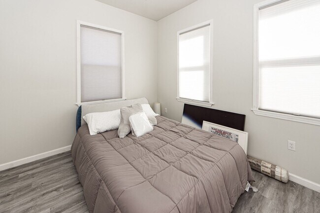 Building Photo - 3 BD 2.5 Bath Charming Home