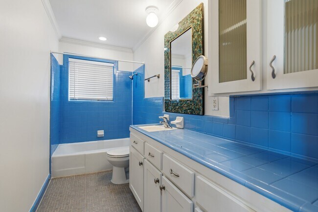 Building Photo - 5307 Poinciana Dr