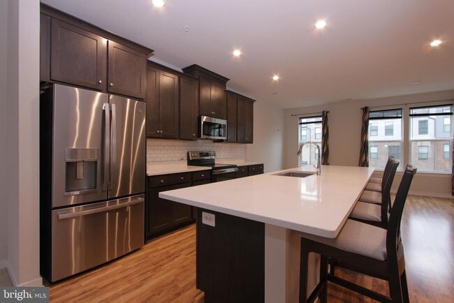 Building Photo - 43808 Middleway Ter