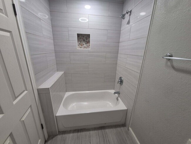 Building Photo - 3 bed/2 bath in Kirby