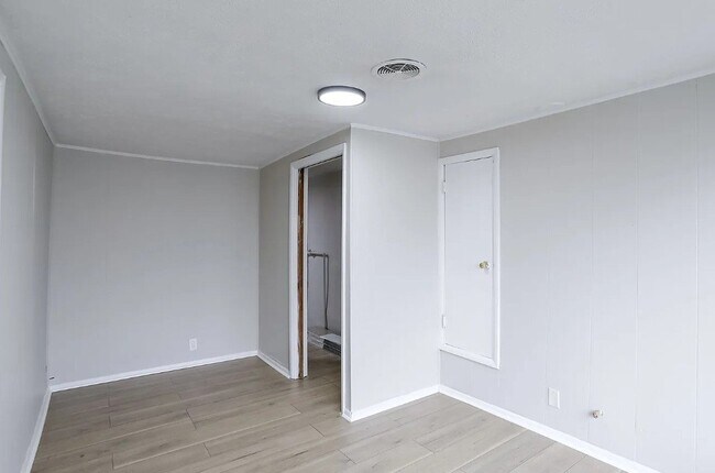 Building Photo - 824 W Elm St