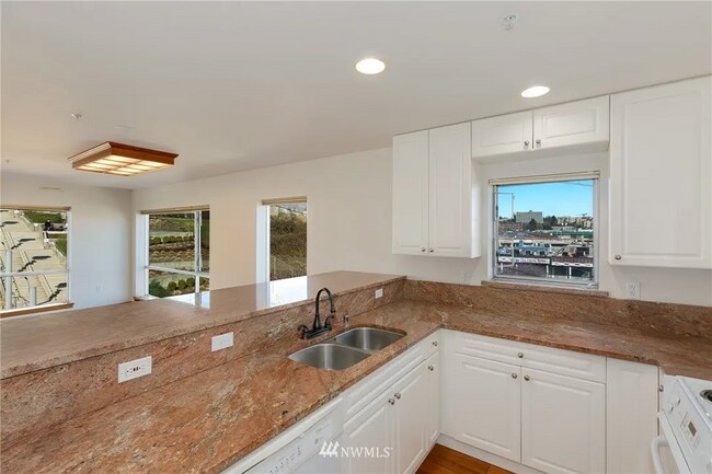Kitchen - 321 10th Ave S