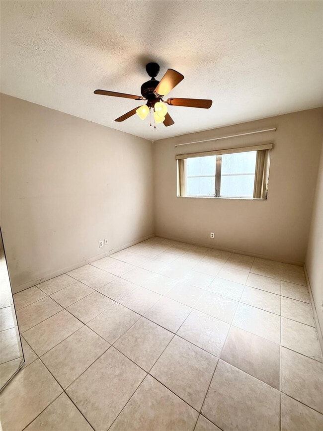 Building Photo - 4821 NW 22nd Ct