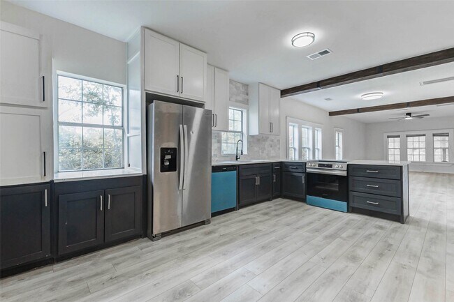 Building Photo - 10910 Maple Leaf St