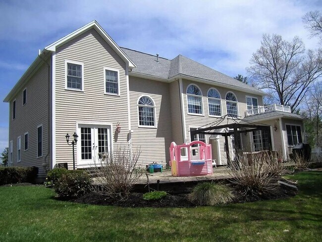 Building Photo - Spectacular 4 bedroom, 4,500 sq ft Single ...